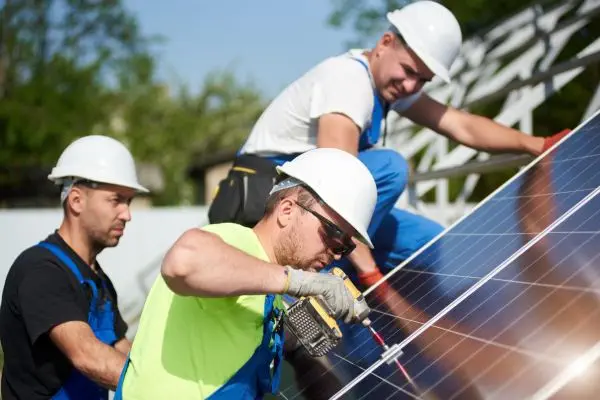 O objetivo do comissionamento é garantir que o sistema esteja funcionando de acordo com as especificações do projeto e as normas técnicas aplicáveis, e que esteja pronto para ser conectado à rede elétrica.