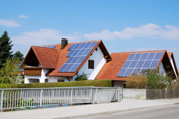 Descubra por que a energia solar está ganhando popularidade no Brasil, com 2 milhões de sistemas instalados no primeiro semestre de 2023. Saiba os motivos pelos quais cada vez mais pessoas estão optando por produzir sua própria energia solar.