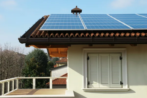 A energia solar tem se mostrado uma alternativa eficiente e sustentável para suprir as necessidades energéticas de residências e empresas. Ao adotar essa fonte de energia renovável, é importante compreender os componentes fundamentais que compõem um sistema de energia solar. Vamos explorar cada um deles: